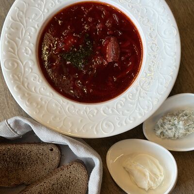 Борщ с разварной говядиной в Fllore cafe по цене 599 ₽