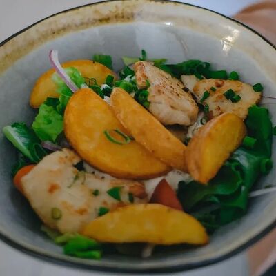 Салат с куриным филе, картофелем и соусом тартар в Semplice Secondfloor по цене 410 ₽