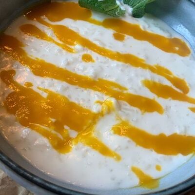 Рисовая каша на кокосовом молоке с пюре из манго в Pro Вкус по цене 390 ₽