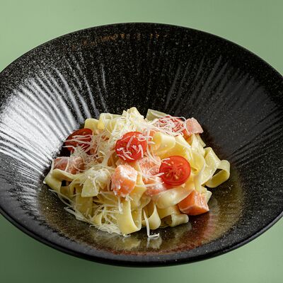 Фетучини с лососем в Coffeeshop Company по цене 960 ₽