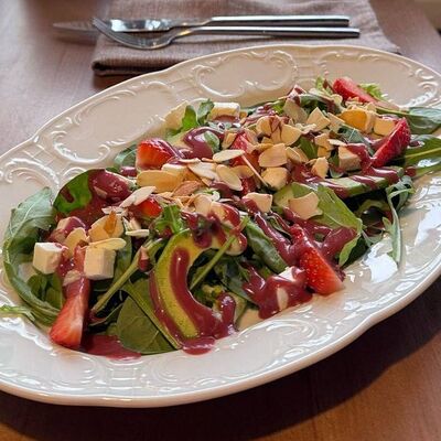 Летний салат с клубникой и малиновым винегретом в JOY FOOD & WINE по цене 580 ₽