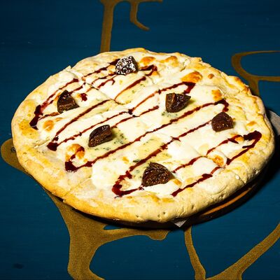 Пиццета Четыре сыра с инжиром в Dolce Vita по цене 560 ₽