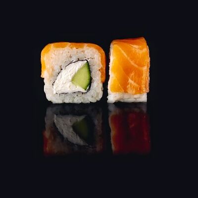 Ролл Филадельфия с огурцом в Bonito sushi по цене 619 ₽