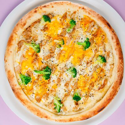 Пицца курица-брокколив Dark Lava по цене 890 ₽