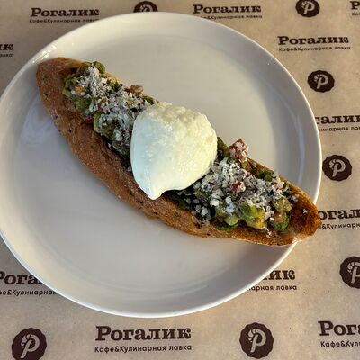 Тост с авокадо, яйцом пашот и пармезаномв Рогалик по цене 325 ₽
