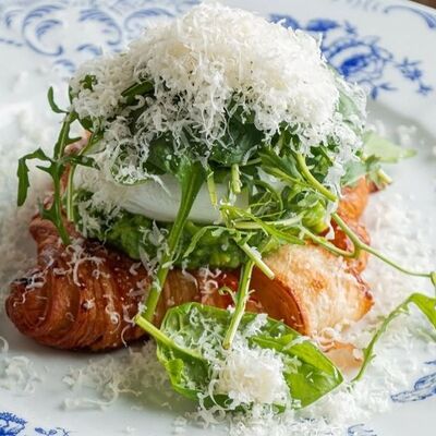 Круассан с гуакамоле, яйцом пашот, шпинатом и пармезаномв Madame Zhu по цене 580 ₽