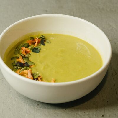 Крем-суп из зелёного горошка, брокколи, кешью, с овощными чипсами и дегидрированными семенами тыквыв Крапива по цене 480 ₽