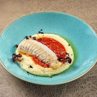 Треска с томатом и пюре в У рыбака по цене 950 ₽