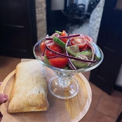 Sommer салат-летний салат с авокадо и томатами черри, горячая чиабатта в Генрих и Генриетта по цене 390 ₽