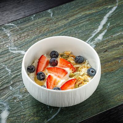 Творог с ягодами в Артхаус по цене 620 ₽