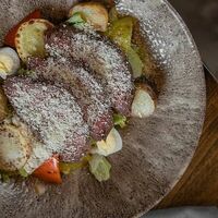 Салат с ростбифом и печеными овощами в соусе 