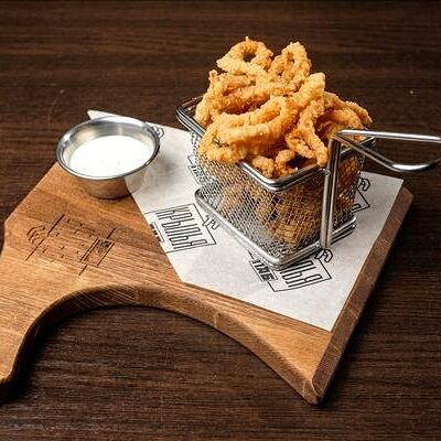 Кальмар жареный в КРЫЛЬЯ ПАБ по цене 570 ₽