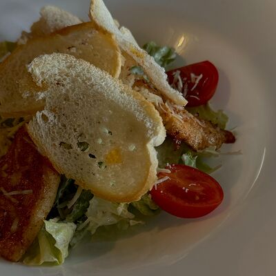 Цезарь с курицей в Luxury по цене 460 ₽