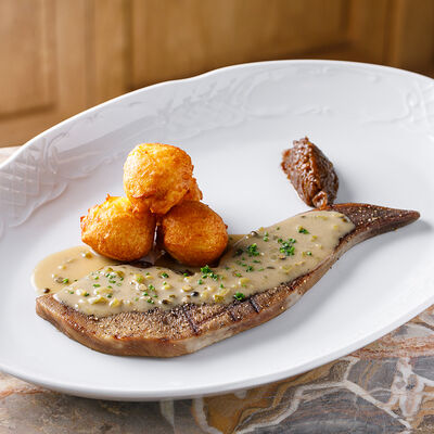 Говяжий язык с перечным соусом и луковым джемом в Joli grand bistrot по цене 1650 ₽