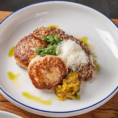 Котлеты из индейки со сливочной гречкой в Колбасный цехМагадан по цене 890 ₽