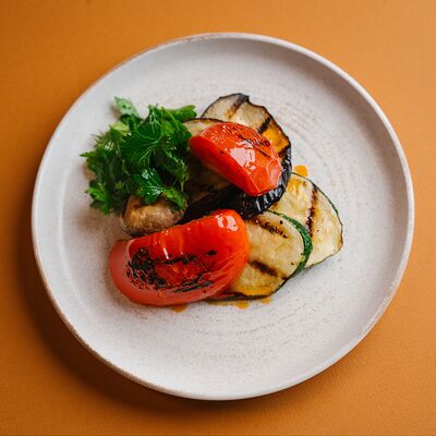 Овощи гриль, приправленные бальзамическим уксусом и оливковым маслом в Круча по цене 680 ₽