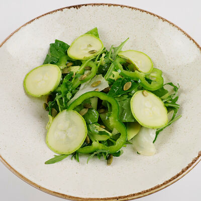 Зеленый салат в Нью-Йорк пицца и гриль по цене 490 ₽