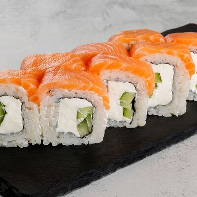 Филадельфия с огурцом в Суши лайк по цене 680 ₽