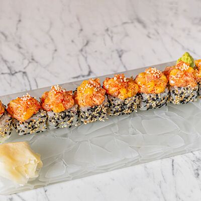 Ролл Лосось с манго и спайси-соусом в Dragon по цене 1550 ₽