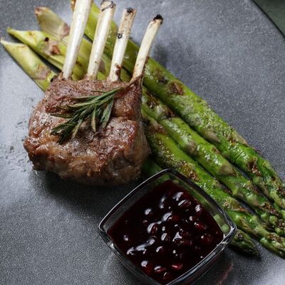 Каре ягненка со спаржейв Rich Lounge по цене 2700 ₽