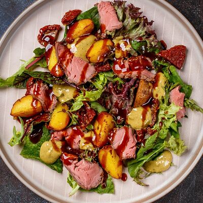 Салат с ростбифом и золотистыми молодым картофелем в Макароны по цене 750 ₽