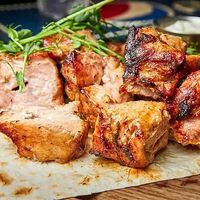 Порция шашлыка из свинины в Сербскийбургер
