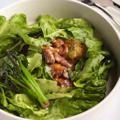 Теплый салат с говядиной, печеным картофелем и припущенным шпинатом в Бурбон по цене 890 ₽