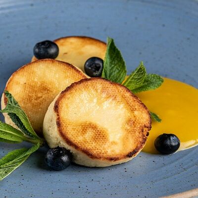 Сырники с манговым соусом в Mandarinka Restaurant & Bar по цене 340 ₽