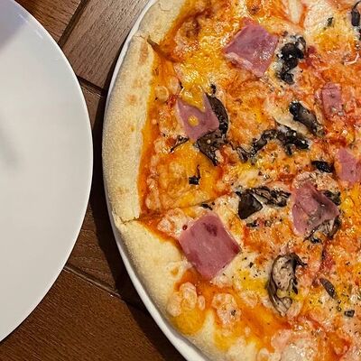 Пицца с ветчиной в Шашлычная Одил по цене 1000 ₽