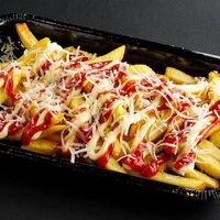 Картофель фри с пармезаном и трюфельным соусом в Стрит Шеф