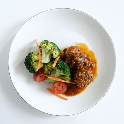 Тефтели из говядины с гарниром на выбор в Уже готово по цене 340 ₽