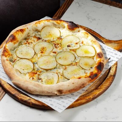 Пицца с грушей и горгонзолой в Pizzeria by Cheeseria по цене 850 ₽