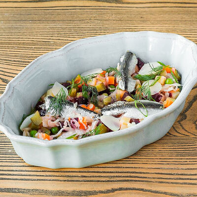 Винегрет с маринованными грибами и балтийской килькой в Онегин дача по цене 720 ₽