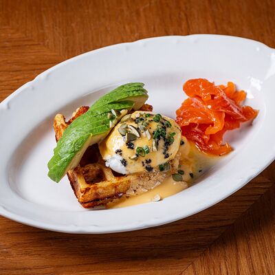 Картофельные вафли с лососем, яйцом пашот и соусом голландез в Brasserie lambic по цене 1008 ₽