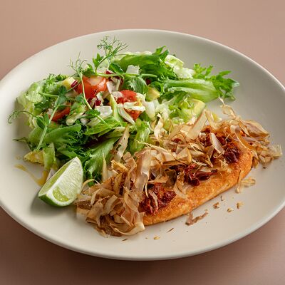 Стейк из лосося с микс-салатом в Coffeeshop Company по цене 1490 ₽