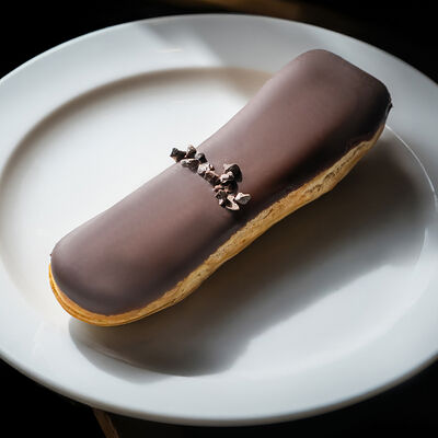 Эклер шоколадный в La Maison гастробутик по цене 210 ₽