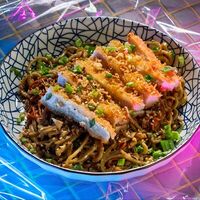 Лапша с цыпленком и перечно-имбирным соусомв Gojira ramen