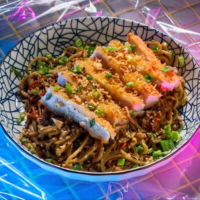 Лапша с цыпленком и перечно-имбирным соусомв Gojira ramen по цене 610 ₽