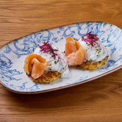 Драники с лососем, яйцом пашот и йогуртовым муссом в Клёво по цене 800 ₽