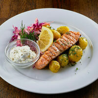 Стейк из семги с соусом тартар в Craft Lab Cafe