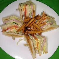 Клаб сэндвич с ветчиной в Pitstop