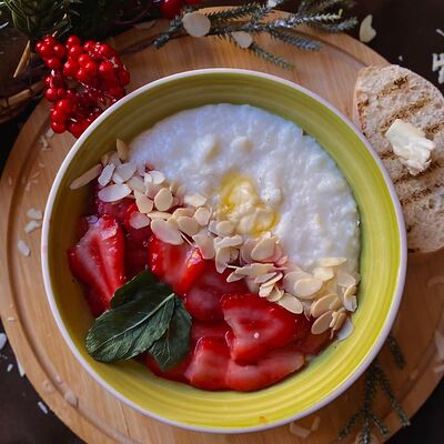 Рисовая каша с клубникой, ванилью и миндальными хлопьями в Вкус кофе по цене 325 ₽