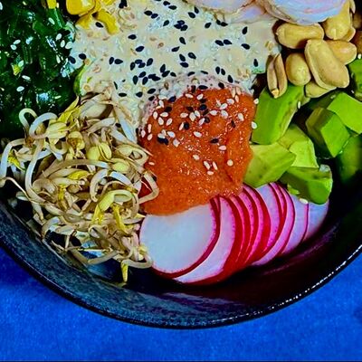 Поке-боул с лососемв Tom-Yam по цене 640 ₽