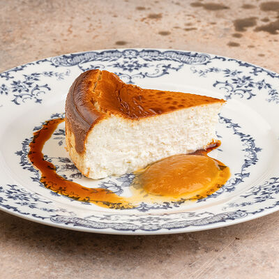 Баскский чизкейк с соусом из фиников и абрикосом в Lili по цене 650 ₽