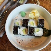 Ролл с авокадо и сливочным сыром в More More