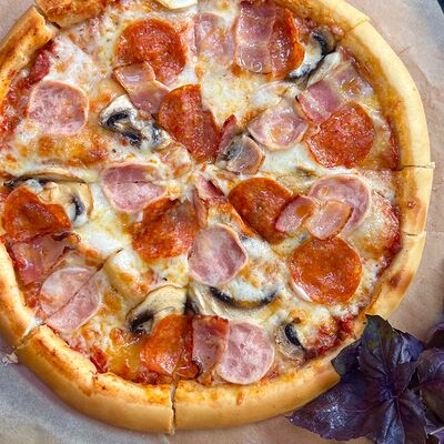 Пицца С копчёностями в Кухня на углях по цене 840 ₽