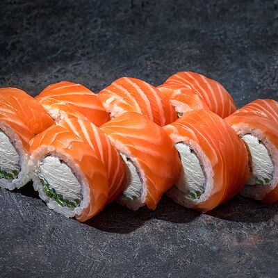 Фирменный ролл Филадельфия в Вкусно Суши по цене 530