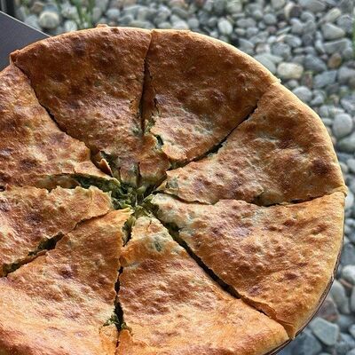 Пирог со шпинатом, сулугуни и брынзой в Фабрика хинкали по цене 993 ₽