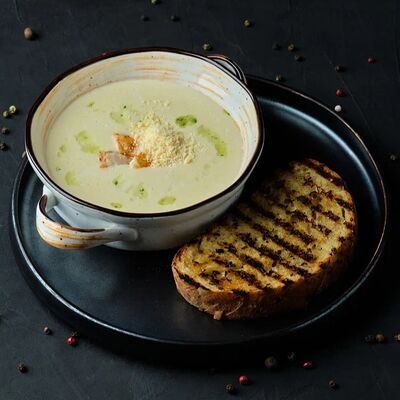 Крем-суп из цветной капусты с креветкой в Mesto Sushi & Grill по цене 570