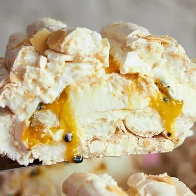 Меренговый рулет с маракуйей в Кусай эклер по цене 240 ₽